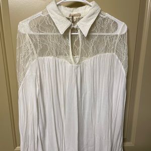 Beautiful white flowy top from the Buckle